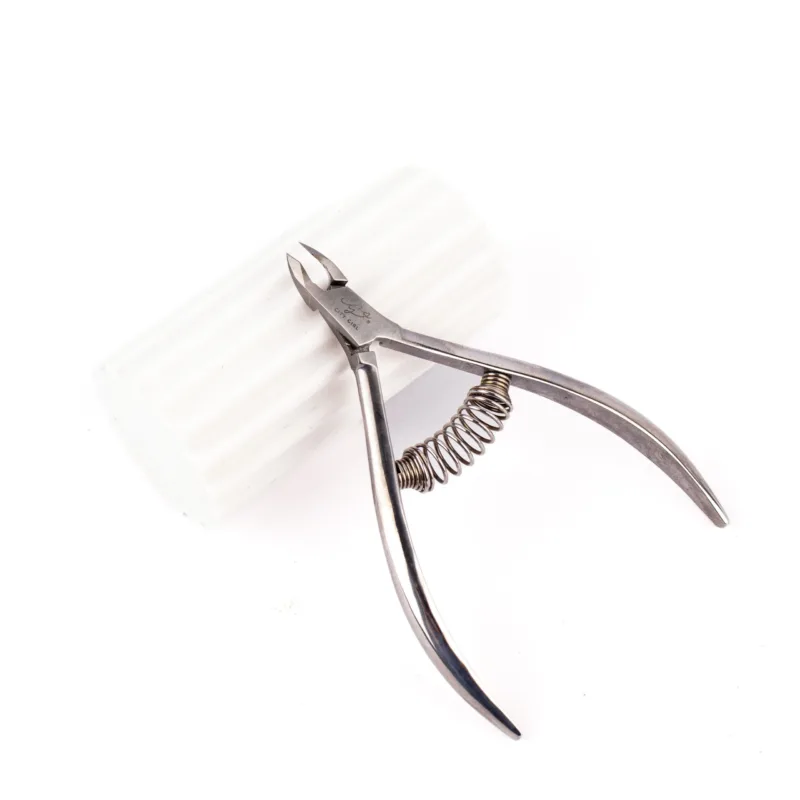 CORTA CUTÍCULAS CON RESORTE