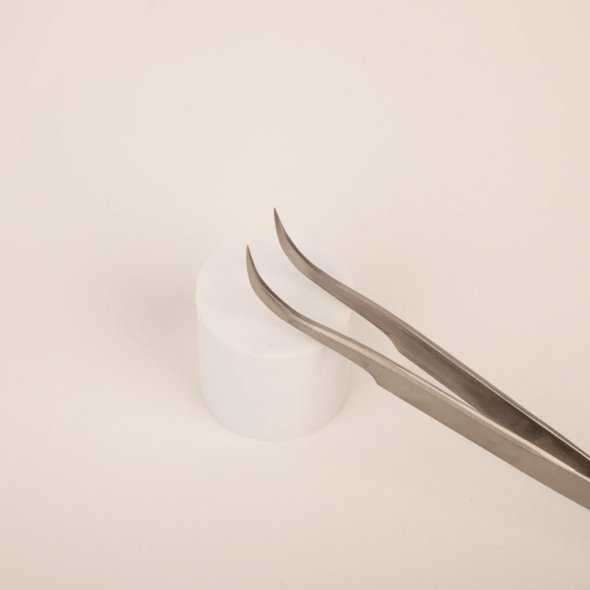 PINZA PARA EXTENSIÓN DE PESTAÑAS