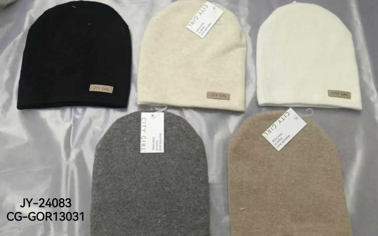 GORRO BEANIE LISO CON ETIQUETA